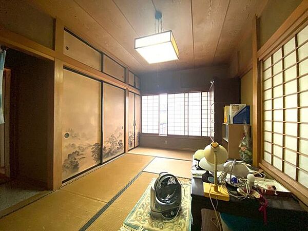 2F北側和室昔ながらの6帖和室です。客もとしても、ご家族でのんびりするのにも最適！
