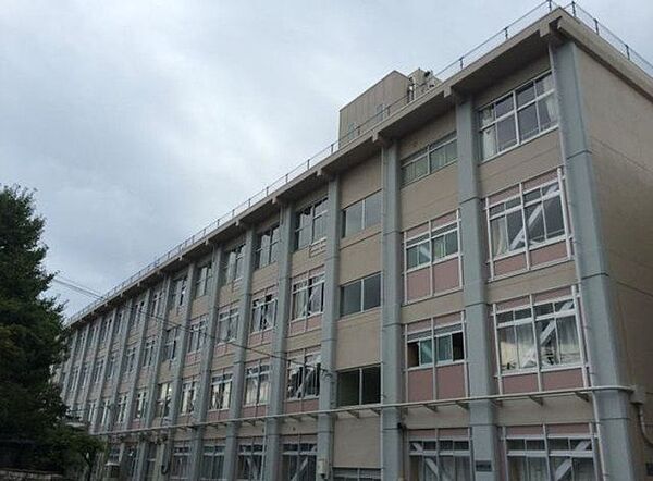 沼津市立第三小学校 610m