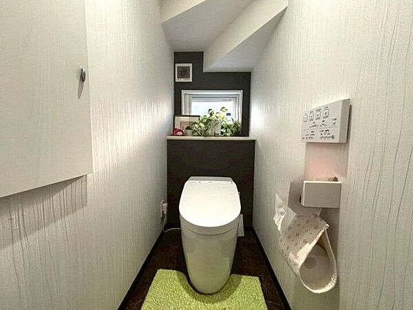 1Fトイレ◎階段下のスペースを使用しおしゃれなトイレになっております♪