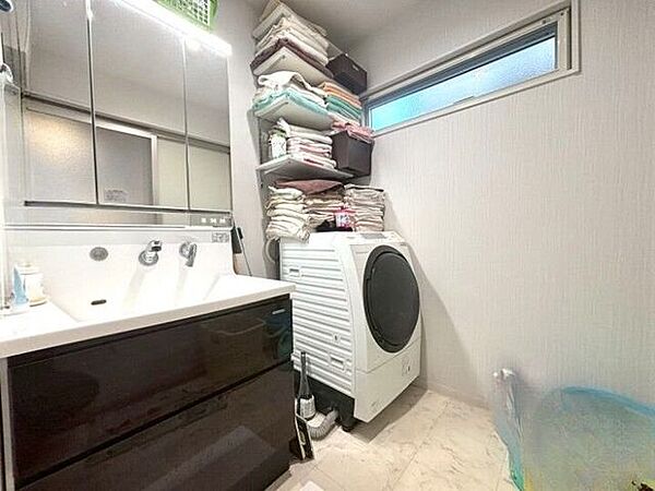 タカラスタンダード製洗面台を使用しております！広々とした洗面所なので朝の忙しい時間も安心♪