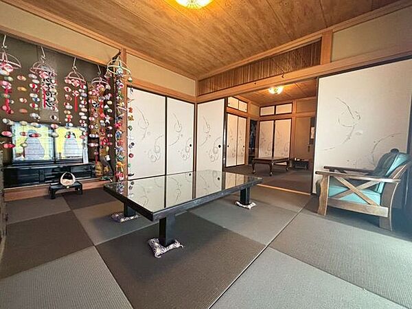 和室は琉球畳を敷いたレトロモダン仕様となっており、テーブルと椅子にも対応できます♪