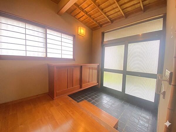 温かい明りとともにまるで旅館のような玄関が迎えてくれます！