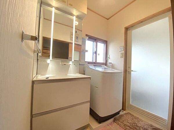 オシャレな照明付きの洗面台+ゆとりのある洗濯機置き場！