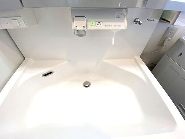 洗面台はセンサーで水が流れます♪
