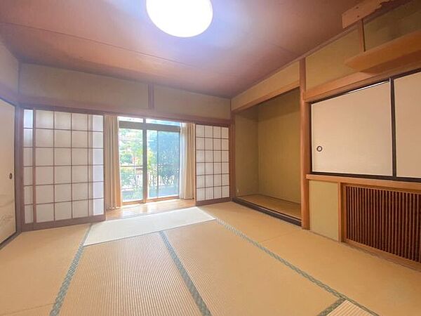 縁側とお庭を望める広々和室です！客間としても活用できます！