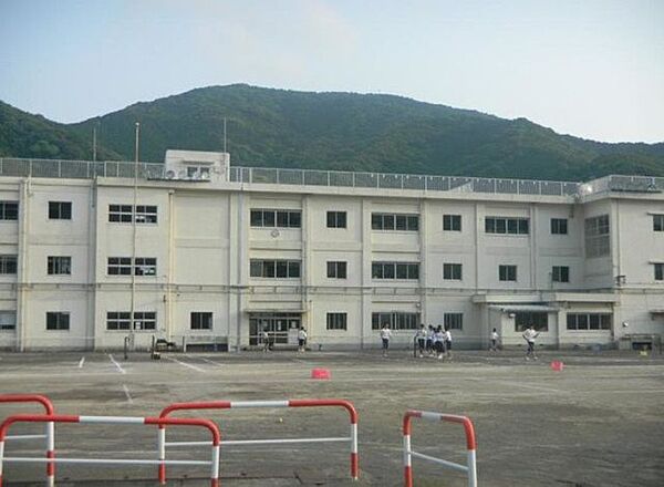 沼津市立戸田中学校 460m