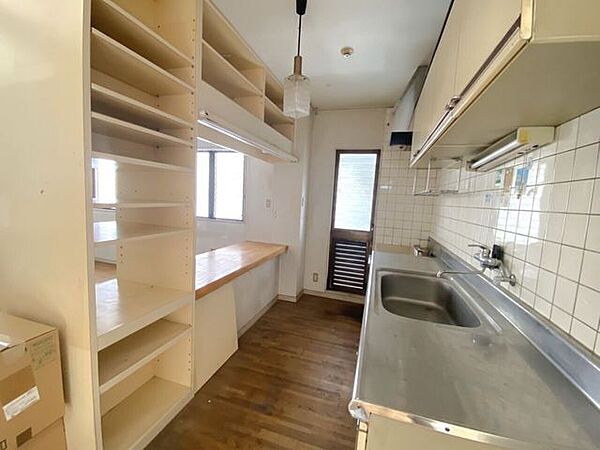 収納豊富なキッチン！※AIにて家具消しの加工をしております