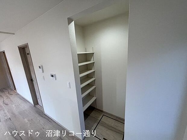 1階キッチン横にパントリーあり買い置きも収納できます