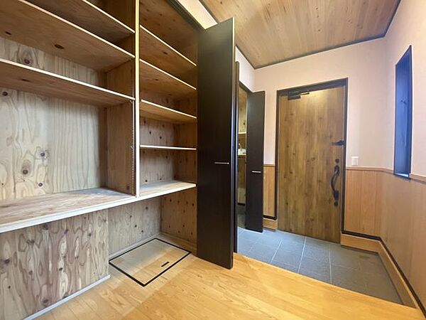 大容量のシューズインクロークつきの広々玄関！ドアを開けた瞬間、木の良い香りと温かい空間が迎えてくれます♪