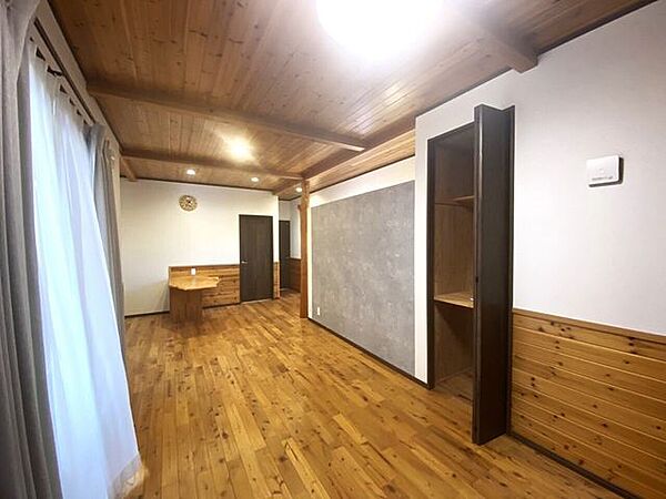 2階リビングの床材は桜の木を使用しております！素敵な香りと雰囲気を楽しめます♪