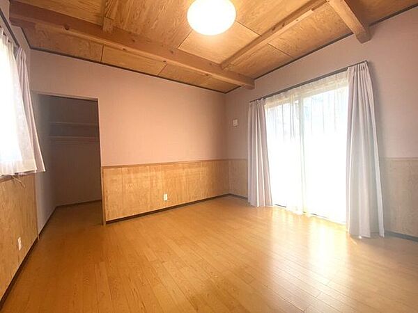 8帖の広々洋室です！WIC付きなので収納にも困りません！