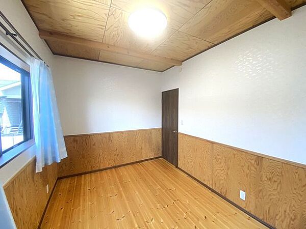 温かい日差しが差し込むお部屋です♪（6帖）