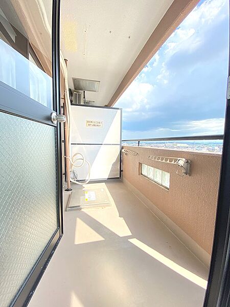 ベランダ部分。開放的な空と、どこまでも抜けるパノラマビュー。