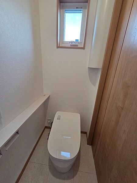 ホコリや汚れが溜まりにくく掃除がしやすいタンクレスタイプ（1F）