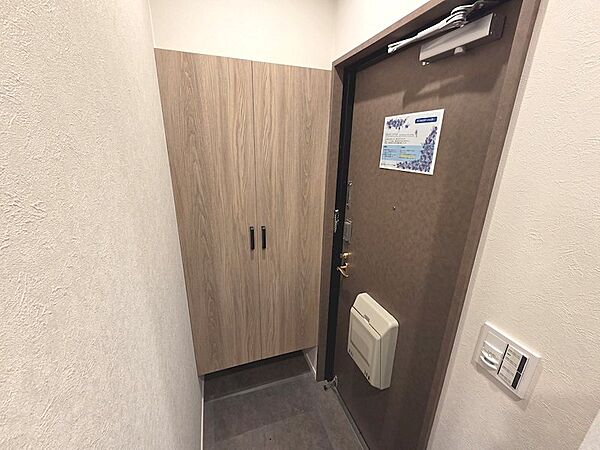 シューズ収納付きの玄関。スッキリとした空間を保てます。