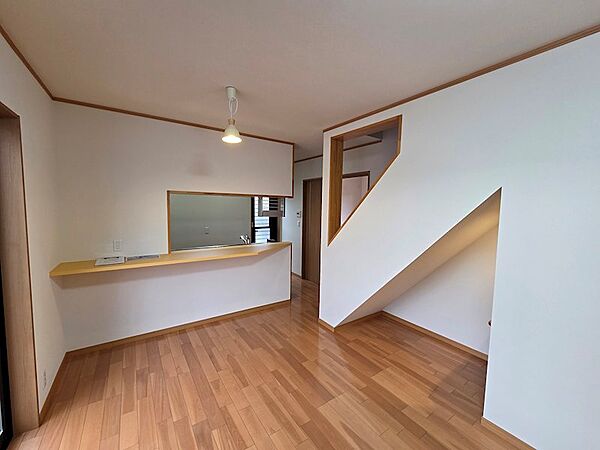 対面式のキッチンで会話を楽しめます。配膳や片付けがしやすい動線も魅力です。