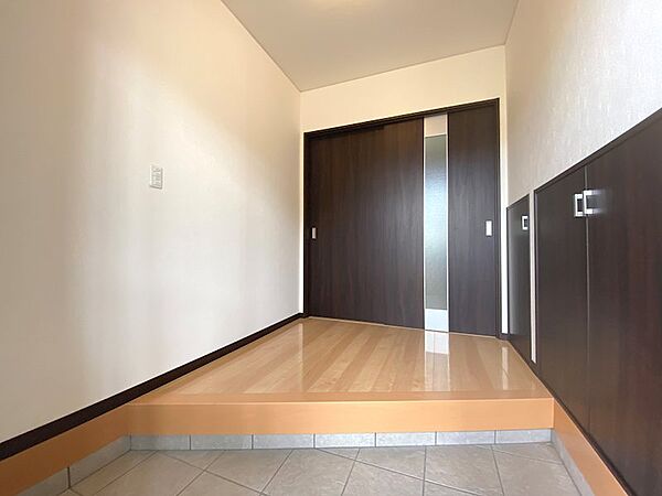 玄関内側。シューズ収納あります。