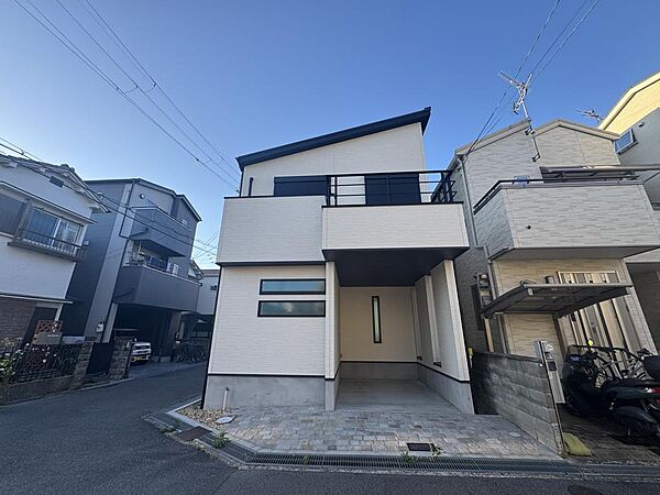 2方向道路に面した角地立地。駐車もラクラクのゆとりある住まい