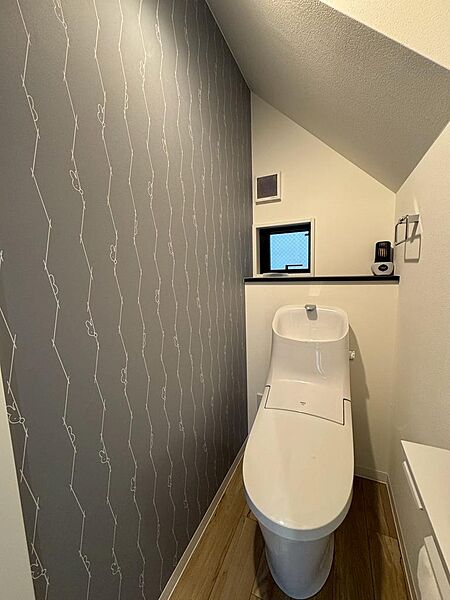 シンプルな中にも遊び心を感じるクロスを採用。住まい全体の統一感を大切にしたこだわりの空間です。