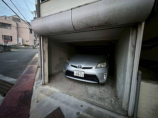 雨風や直射日光から愛車を守れるシャッター付きガレージ♪お車はもちろん、バイクや自転車の保管スペースとしても活用可能！戸建ならではの嬉しいポイントです♪