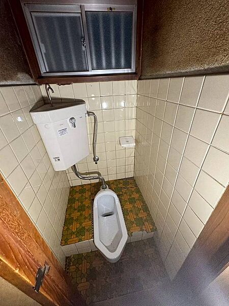 窓付きで換気しやすいトイレ♪現況を活かした利用はもちろん、洋式トイレへのリフォームでさらに快適な空間へ！お好みに合わせたリノベーションを楽しめます♪