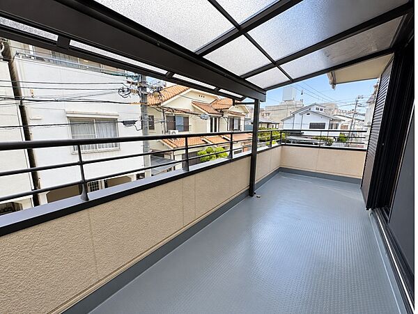 開放感たっぷりの広々バルコニー♪屋根付きで急な雨にも対応しやすく、毎日のお洗濯も快適！ゆとりあるスペースは布団干しにも便利♪外の空気を感じながらリフレッシュできる魅力的な空間です！