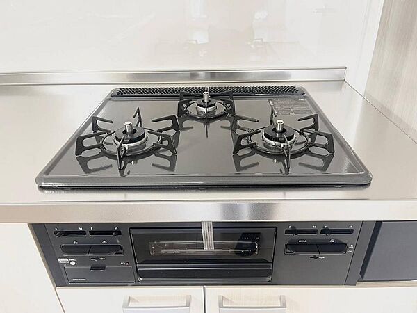 料理がはかどる3口ガスコンロ　一度に複数の料理ができ、忙しい毎日や家族分の調理も効率的。