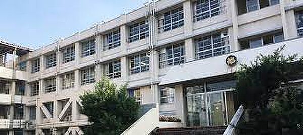 羽曳野市立峰塚中学校