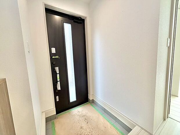 収納棚が多い玄関で、履物などをたっぷり収納できます。