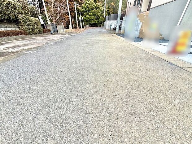 前面道路が広いので、余裕を持って車を出し入れできます。