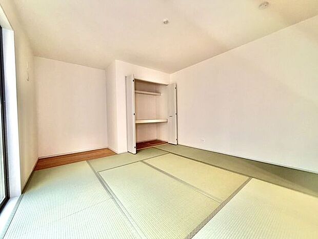 畳張りの洋室です。窓からお庭へ出る事もできます。