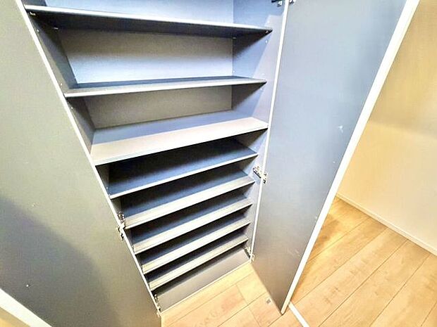 余裕のある収納棚で履物の収納もバッチリです。