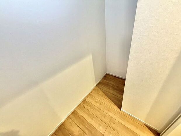 玄関奥のスペースに物を収納できます。ゴルフクラブや釣り竿等の収納にいかがでしょうか。