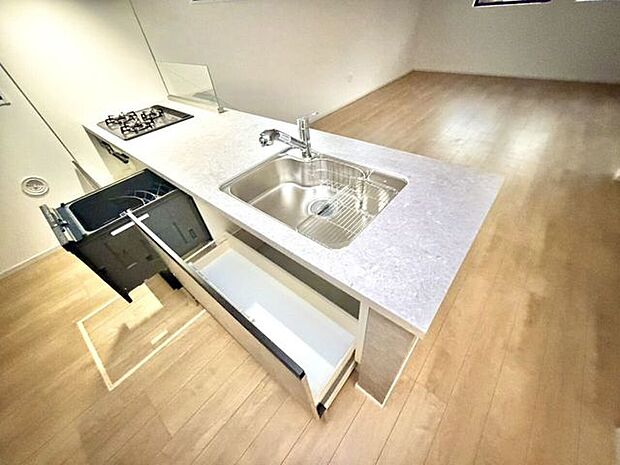 対面式のキッチンで家族と会話をしながら家事を行えます。家事を行う楽しみが増えると嬉しいですよね。