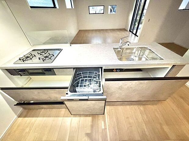 対面式のキッチンとなっていて、リビングを見渡す事ができます。お子様を見守りながら家事を行えるので安心です。