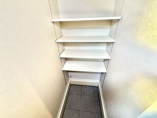 玄関奥の収納スペースには収納棚も付いています。