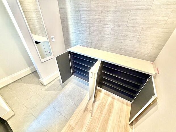 玄関の収納棚で履物の収納に困りません。