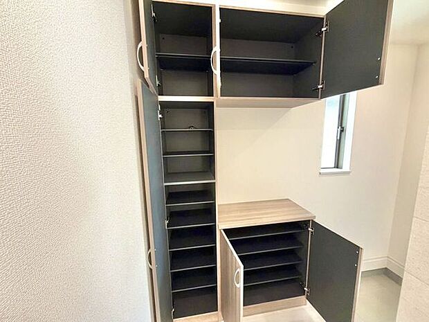 玄関にある収納棚で履物の収納に困りません。