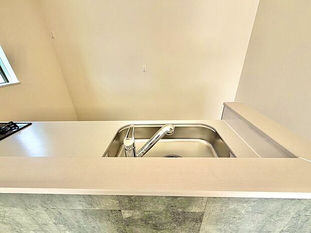 対面式のキッチンで家族と楽しい時間を過ごしながら家事を行えます。