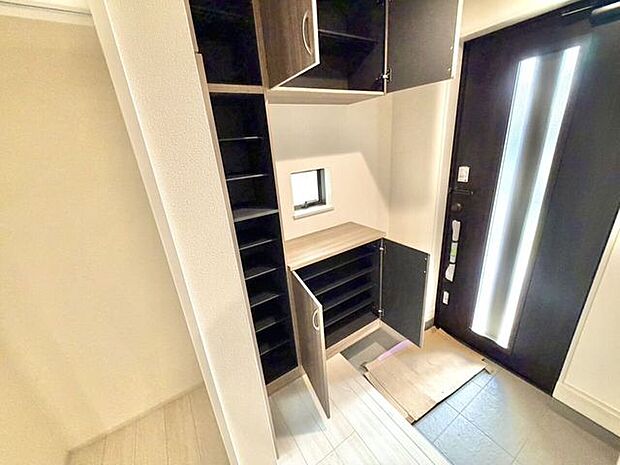 玄関にある収納棚で履物の収納に困りません。