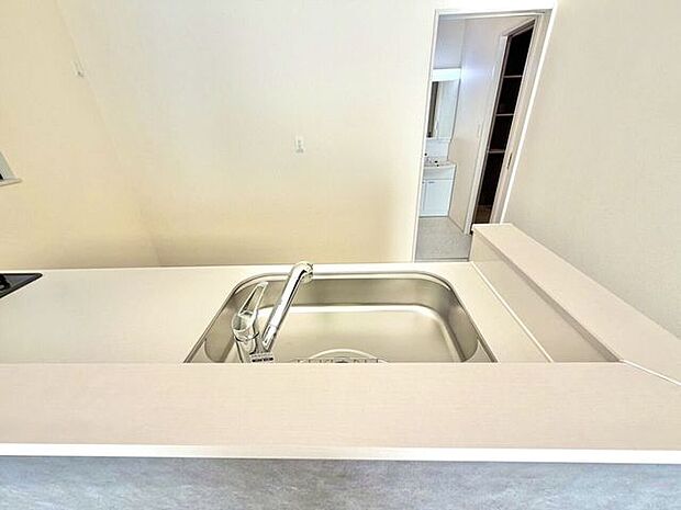 対面式のキッチンで家族と楽しい時間を過ごしながら家事を行えます。