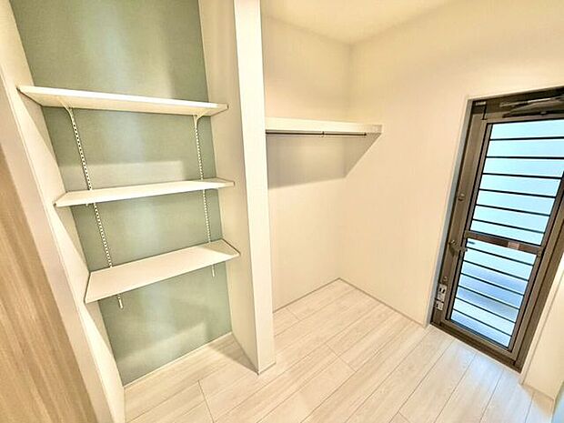 洗面所の隣の部屋には便利な収納棚がございます。
