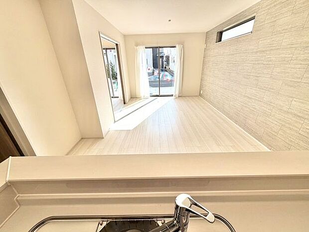 キッチンからはリビング全体を見渡す事ができます。