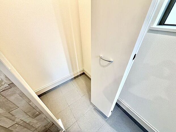 玄関にある便利な収納スペースです。