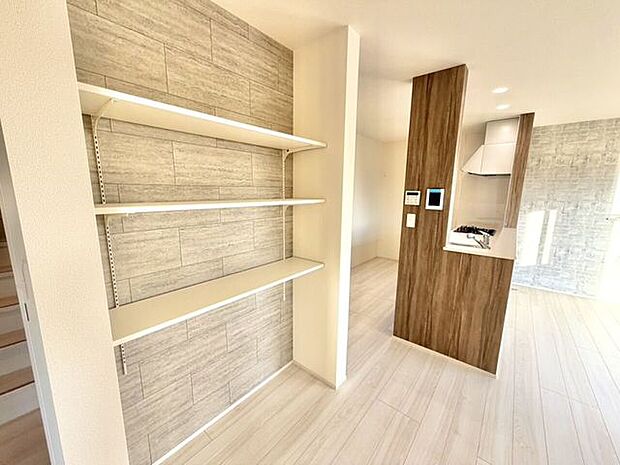 リビングとキッチンの近くに便利な収納棚がございます。