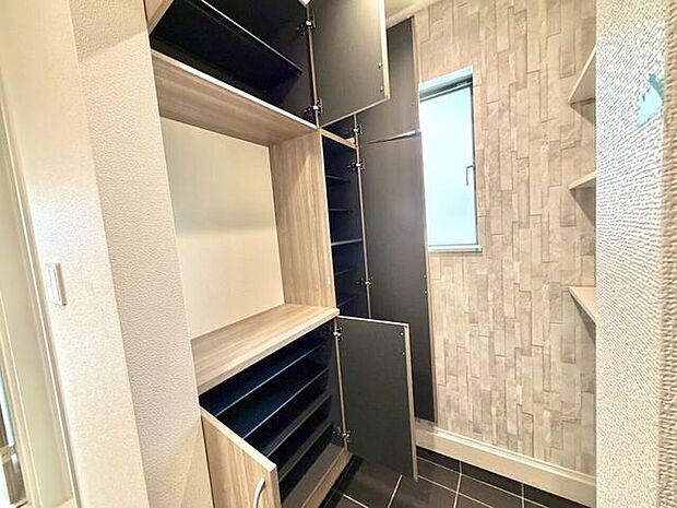 玄関にある収納棚で履物の収納に困りません。