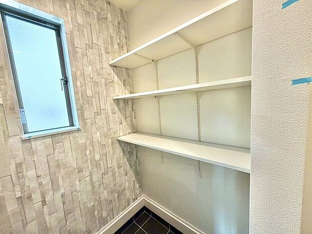 玄関には履物用の収納棚の向かいに、モノが置ける便利な棚がございます。