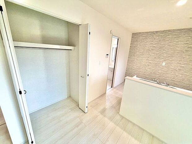 リビングにも収納用のクローゼットがございます。