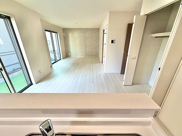 キッチンからはリビング全体を見渡す事ができます。