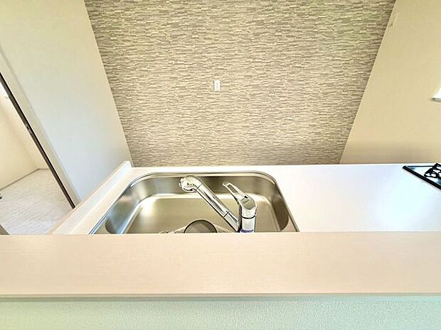 対面式のキッチンで家族と楽しい時間を過ごしながら家事を行えます。